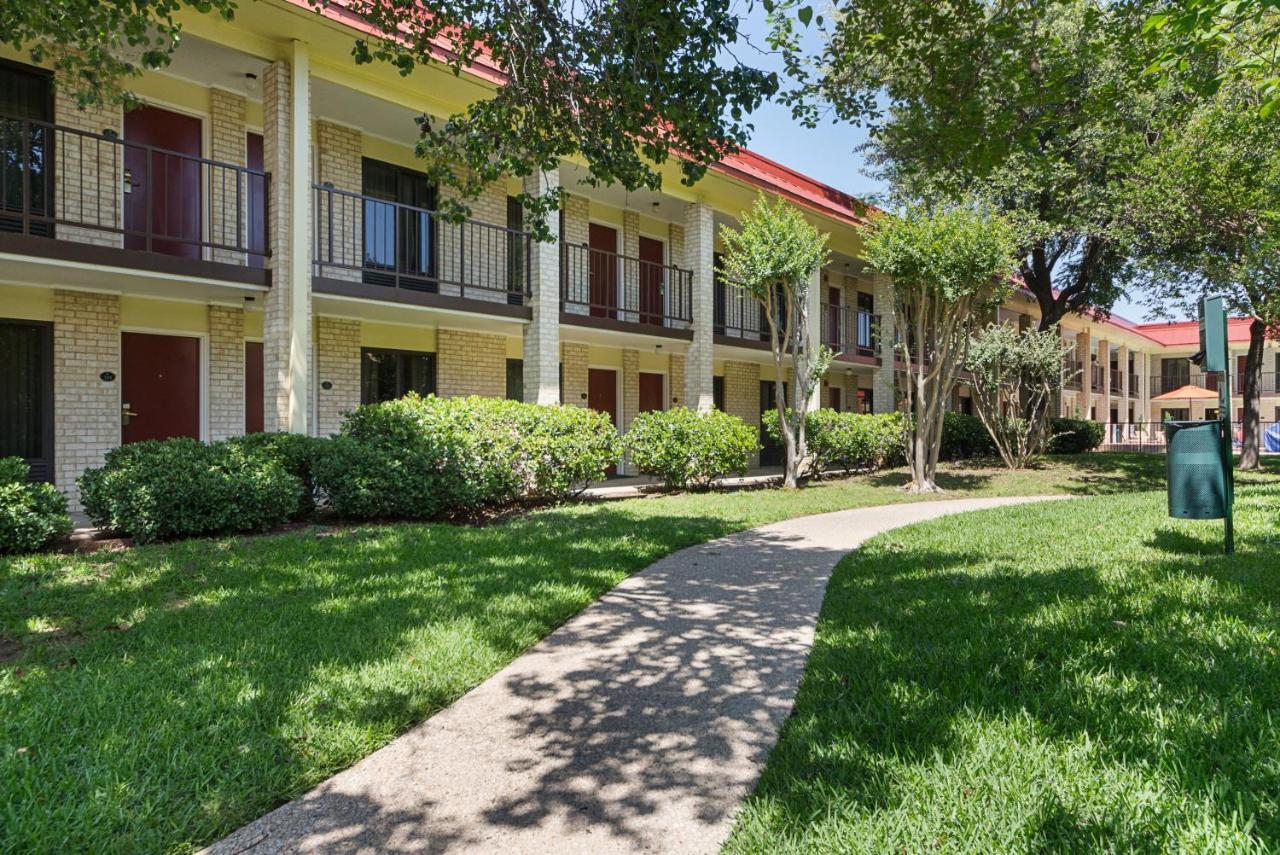 Red Roof Inn Plus+ Dallas - Addison Exterior foto